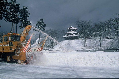 除雪機と高田城　以前より狙っていた除雪機と城の光景のチャンスがやってきた