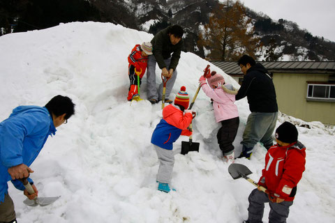 雪遊び　ファミリーが集まり何を作るのかな？