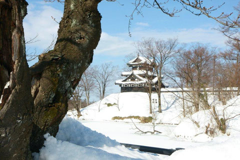 三層隅櫓 雪深い三層櫓　やがて春の賑い直ぐそこに