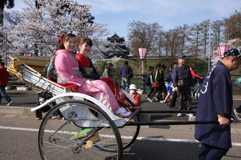 人力車 人力車も“花”を運ぶ