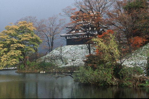 初雪  城と紅葉に雪 素晴らしい光景の一枚です