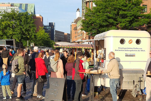 Viele Leute rund um unseren Kaffeewagen auf dem Hamburger Fischmarkt
