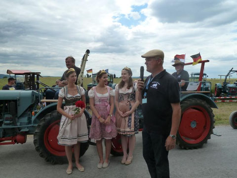 Die Weinprinzessinnen aus Oberschwarzach, Dingolshausen und Donnersdorf zu Gast beim Schleppertreffen in Wiebelsberg. Weitere Bilder in der Galerie