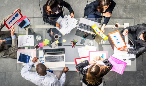 une équipe marketing et communication autour d'une table