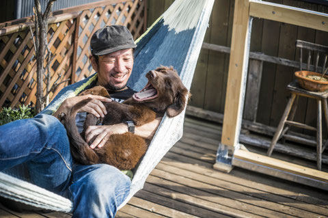 管理人カルさんと管理犬リンダ Photo by Eigo Shimojo
