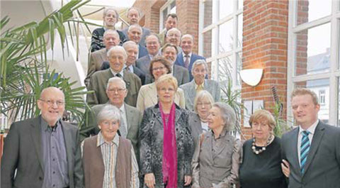 Der CDU-Parteivorsitzende Klaus Plonka (li.), die Kreisvorsitzende Marie-Luise Fasse (Mitte) und der stellv. Parteivorsitzende Karsten Holderberg (re. außen) mit den Jubilaren der CDU Neukirchen-Vluyn. RP-FOTO: HUK