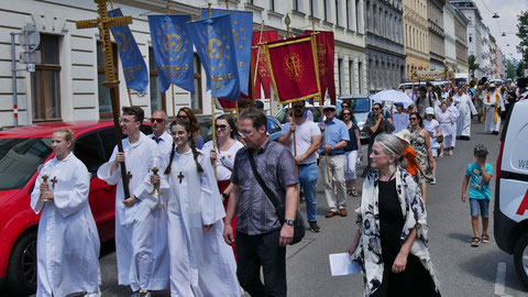 Vom Haus der Barmherzigkeit in der Seeböckgasse zog die Prozession weiter über die Seitenberggasse in Richtung zur Pfarrkirche Alt-Ottakring.