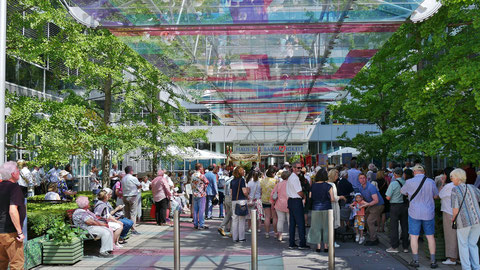 Zwischenstation vor dem Haus der Barmherzigkeit mit kurzer Andacht, Foto vom Juni 2022.