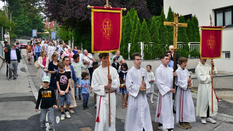 Von der Pfarrwiese Starchant zieht die Prozession zur Pfarrkirche Alt-Ottakring.