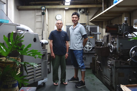 工場で撮影した親父と私の写真です。
