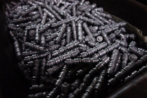 機械加工された油圧機の部品です。