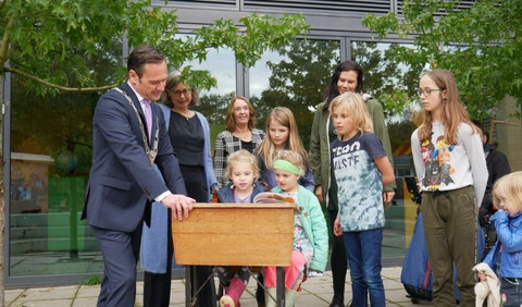 Kinderen van de Werkplaats Kindergemeenschap lezen voor aan burgemeester Potters. 