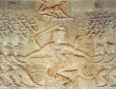 RELIEVE EN ANGKOR WAT — Los dioses, debido a la maldición del iracundo sabio Durvasa, habían comenzado a perder la inmortalidad. Con la ayuda de los demonios asuras batieron el océano de leche para encontrar el néctar de la inmortalidad. Tras beberlo, los