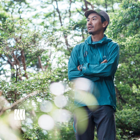 屋久島の深き森に立つ屋久島ガイド巡り葉代表の笹川健一(屋久島公認ガイド))