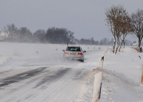 Der Schneepflug fährt zwar alle Nase lang, aber bei dem Wind ist er doch recht machtlos.....