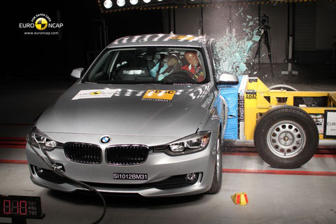 BMW Serie 3, choque lateral a 50 km/h