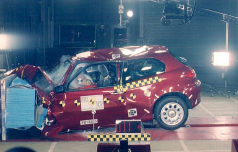 Alfa Romeo 147, de 2001, impacto frontal a 64 km/h