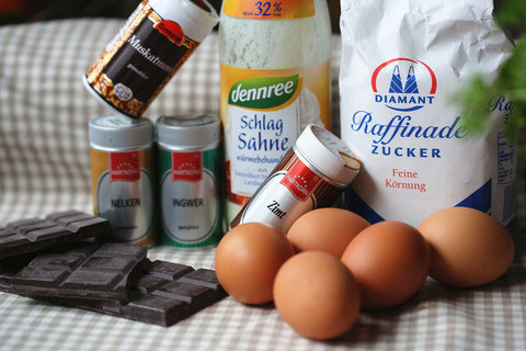 Die Zutaten für die Schokoladenmousse: Bitterschokolade, Eier, Schlagsahne, Zimt, Zucker, Nelken, Ingwer, Muskatnuss...eine weihnachtliche Mischung