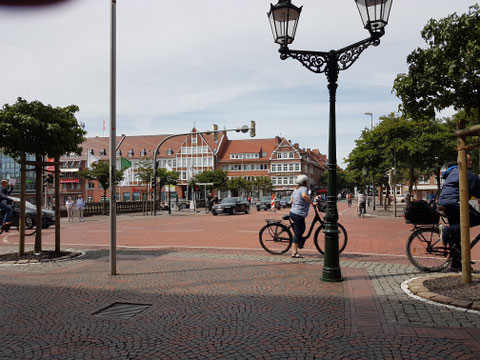 Emden am Delft, im Hintergrund das "Otto Haus"