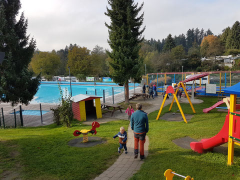 Spielplatz mit Schwimmbad