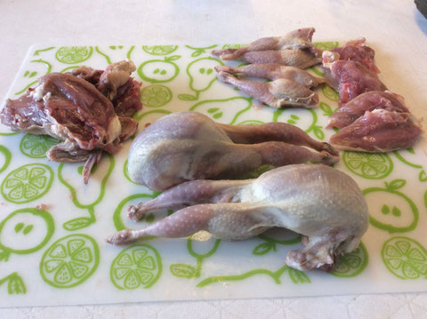 Selbst ausgelöste Wachtelbrüste und -schenkel