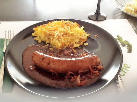 Schweinsbratwurst mit Zwiebelsauce und Rösti