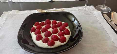 Crème Chantilly hier mit Himbeeren