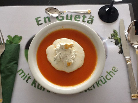 Tomaten-Suppe mit Gin-Rahm-Haube (Rezept: Bild anklicken!)
