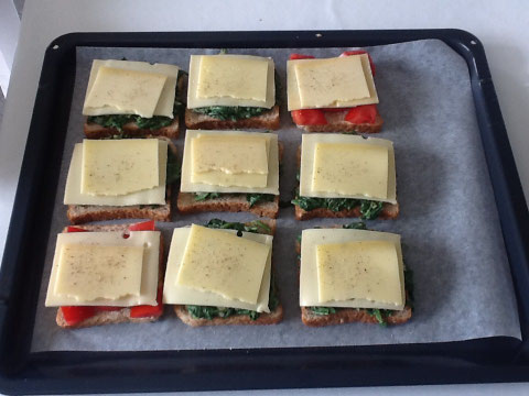 Spinat- und Tomatenbrötchen mit Käse übrbacken