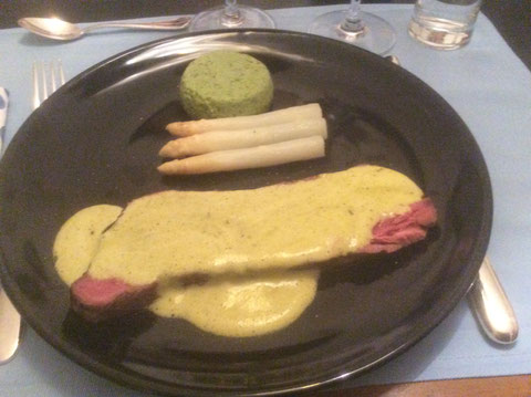 Roastbison mit Cafè de Paris, Spargeln und Broccoliflan