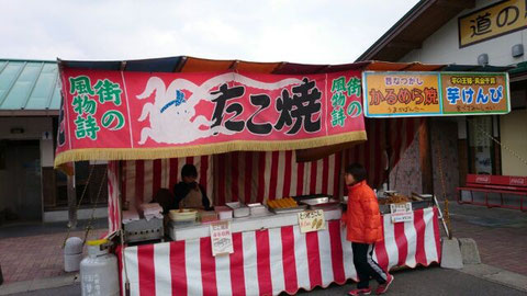 タコ焼き屋に　こんな可愛い店長を見つけました。