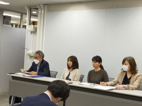 （左から）山西弁護士、梅本さんご本人、梅本さんのお母さん、安田弁護士