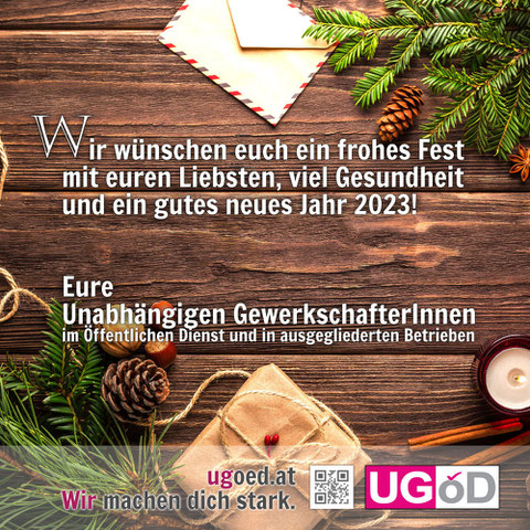 Ein weihnachtlich gedeckter Holztisch