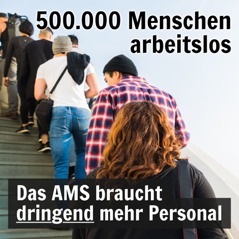 Eine Menschenschlange wartet auf einer Treppe