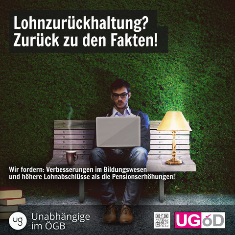 Ein Mann sitzt mit Notebook auf einer Parkbank, neben ihm eine Stehlampe und ein Stapel Bücher