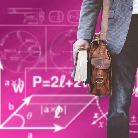 Bildmontage: Eine Lehrkraft im Anzug trägt Tasche und Buch und steht vor einer mit Formeln beschriebenen Tafel