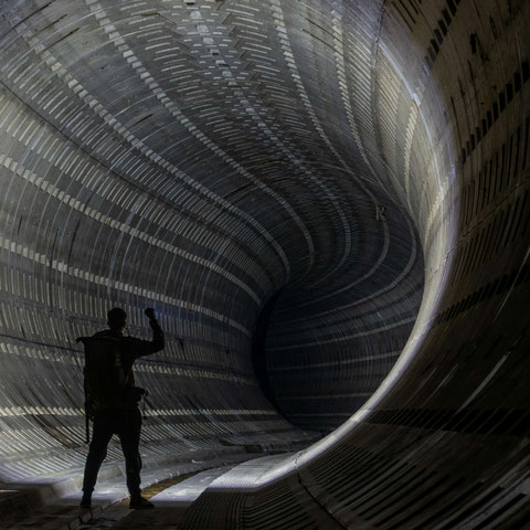 Ein Mann steht im Eingang eines dunklen Tunnels