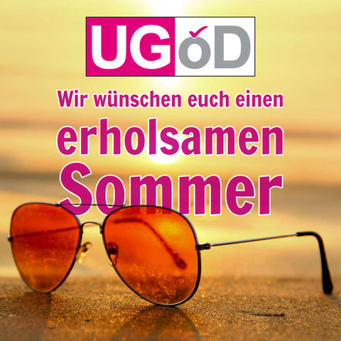 Eine Sonnenbrille liegt am Strand