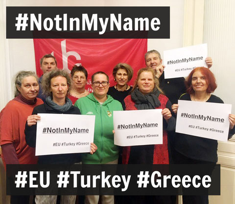 Unabhängige Gewerkschafterinnen halten Schilder mit dem Text: #NotInMyName #EU #Turkey #Greece