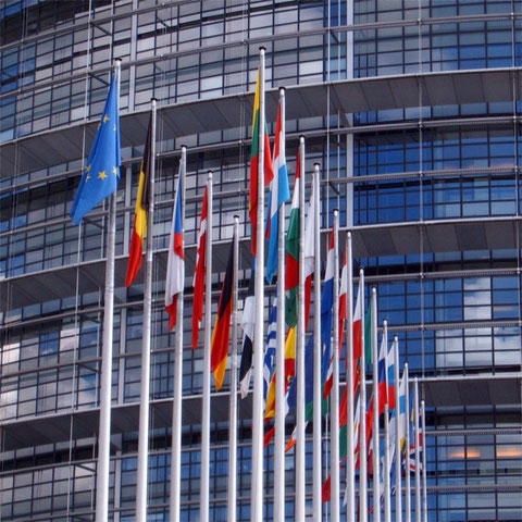 Die Fahnen der EU-Mitgliedsstaaten vor der EU-Vollversammlung in Brüssel
