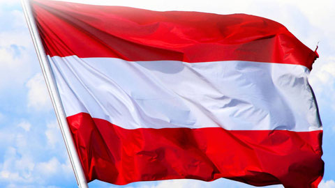 Fahne der Republik Österreich im Wind