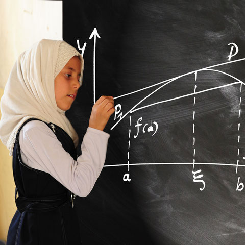 Bildmontage: Eine Volkschülerin mit Kopftuch an der Tafel