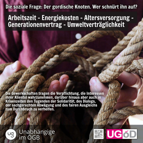Ein Mann hält ein verknotetes Tau in den Händen