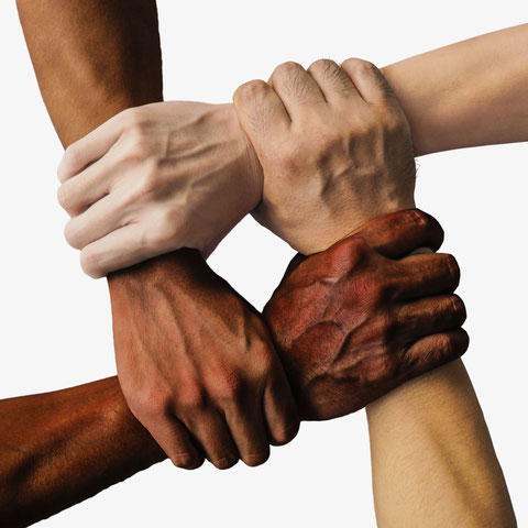 Vier Hände halten einander