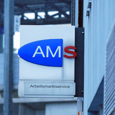 AMS-Schild an einer Hausfassade