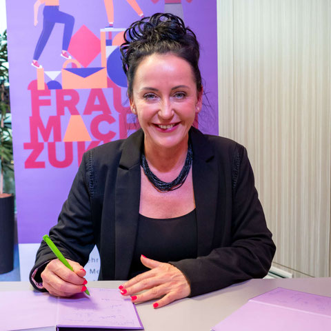 Sandra Gaupmann beim Signieren des Buches "Frauen machen Geschichte"