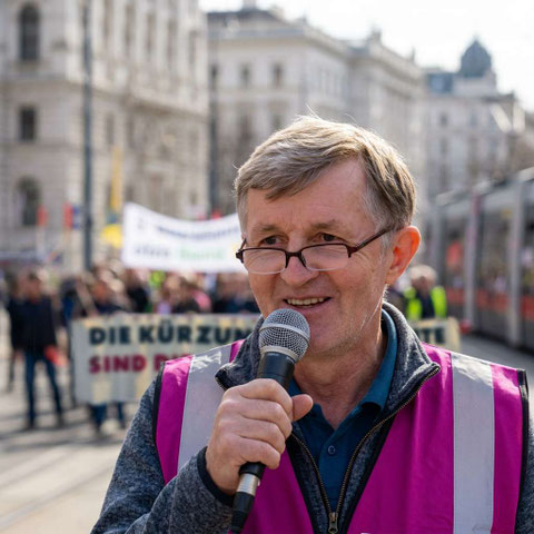 Symbolbild: Gary Fuchsbauer mit Mikrofon