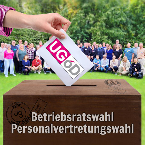 Eine Frau wirft ein Kuvert in eine Wahlurne
