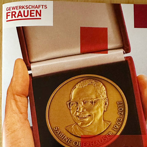 Nahaufnahme Sabine Oberhauser Medaille, Foto: ÖGB