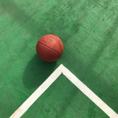 Ein Ball liegt auf dem Boden